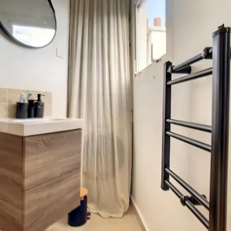 Design Proche Tour Eiffel Avec Balcon *